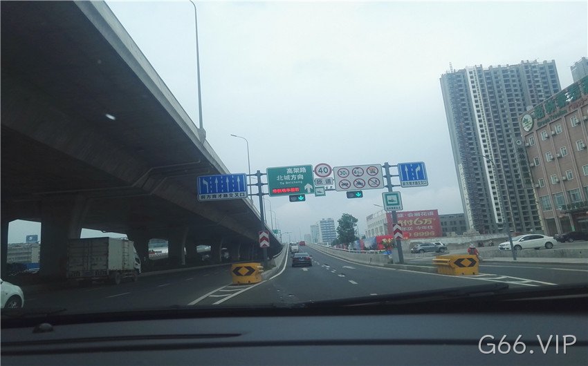 交通诱导屏行驶实拍