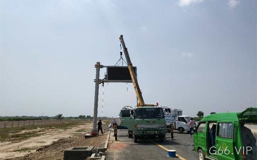 新疆地区的公路交通诱导屏的安装